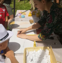 DÍLNIČKY PRO DĚTI - VÝROBA SVÍČEK ZE VČELÍHO VOSKU